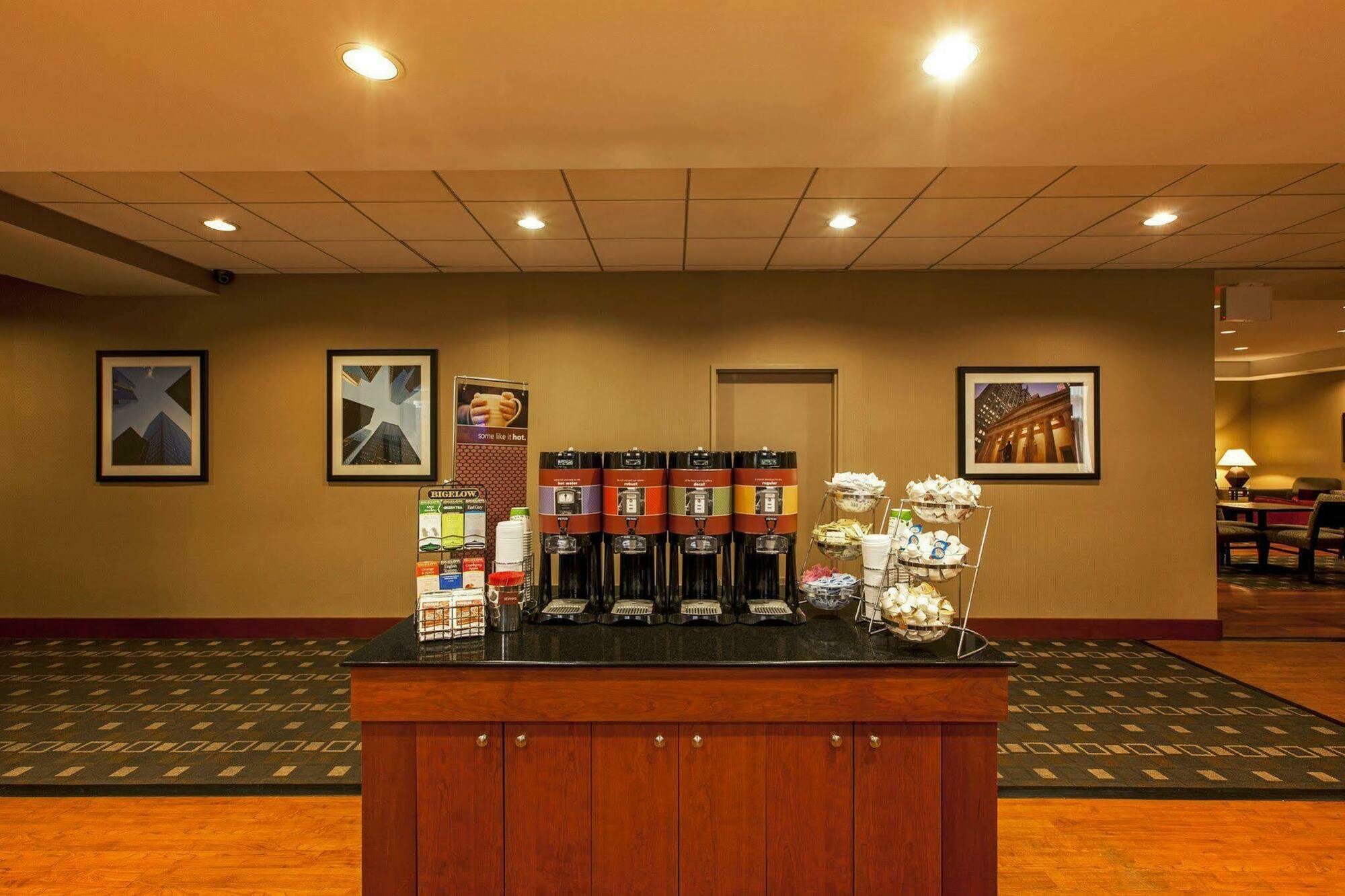 Hampton Inn New York - Laguardia Airport Exterior foto