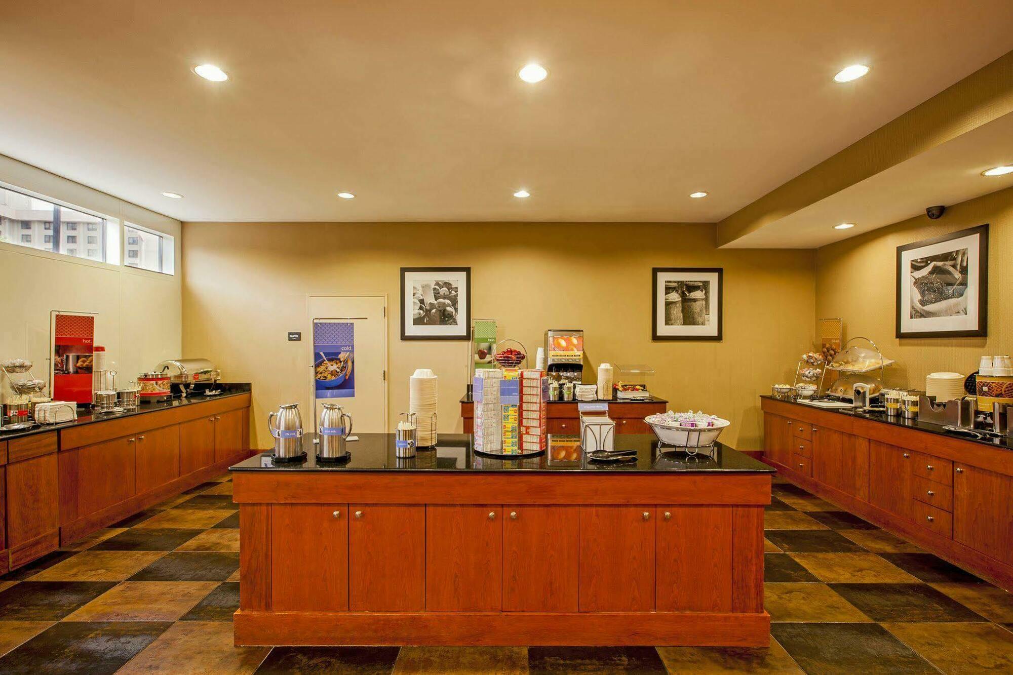 Hampton Inn New York - Laguardia Airport Exterior foto